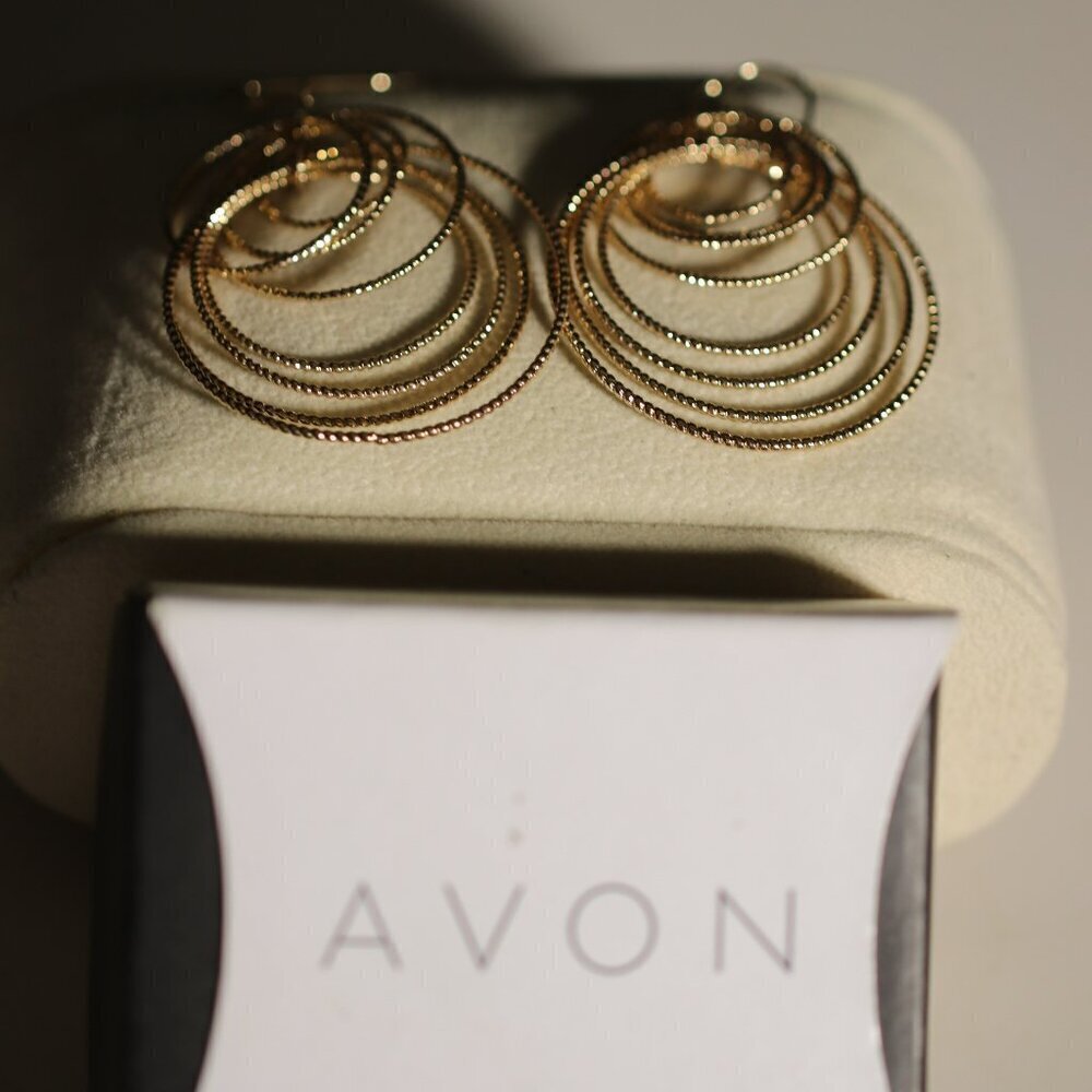 Avon Dusted in Glamor Drop Earrings Goldtone W/Original Box